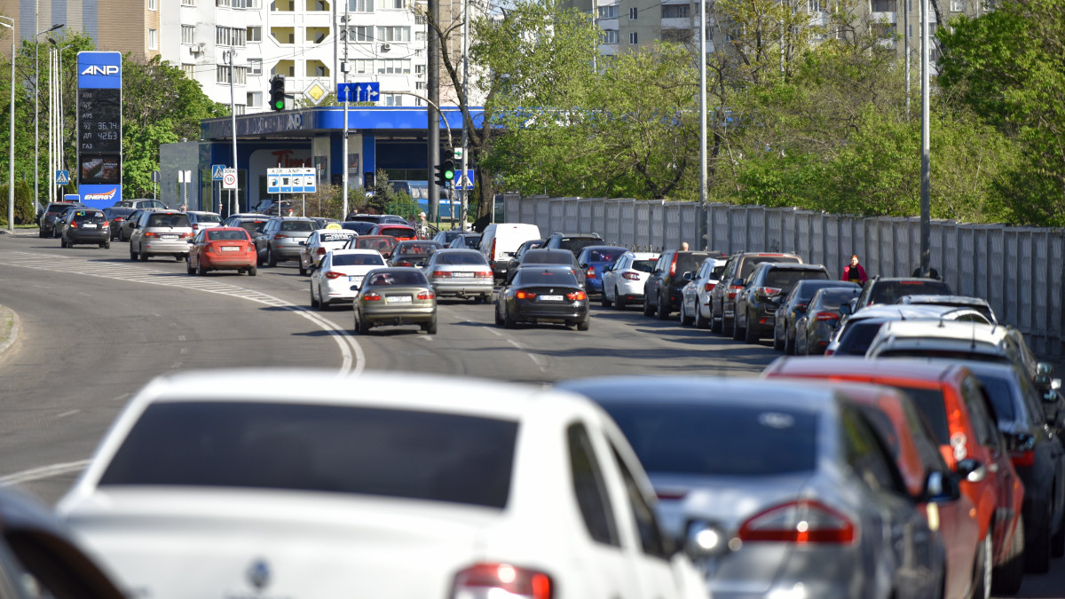 Üzemanyagért állnak sorban járművezetők egy kijevi benzinkút előtt 2022. május 6-án. Számos benzinkút zárt be Ukrajna fővárosában üzemanyaghiány miatt. Azokon a töltőállomásokon, amelyek nyitva maradtak, kígyózó sorok alakultak ki, az átlagos várakozási idő legalább egy óra.