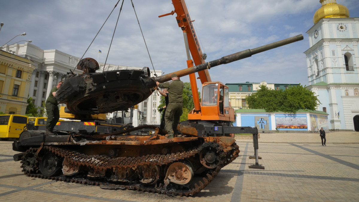 Megsemmisített orosz harckocsit tesznek közszemlére ukrán katonák a kijevi Szent Mihály-székesegyháznál 2022. május 20-án.