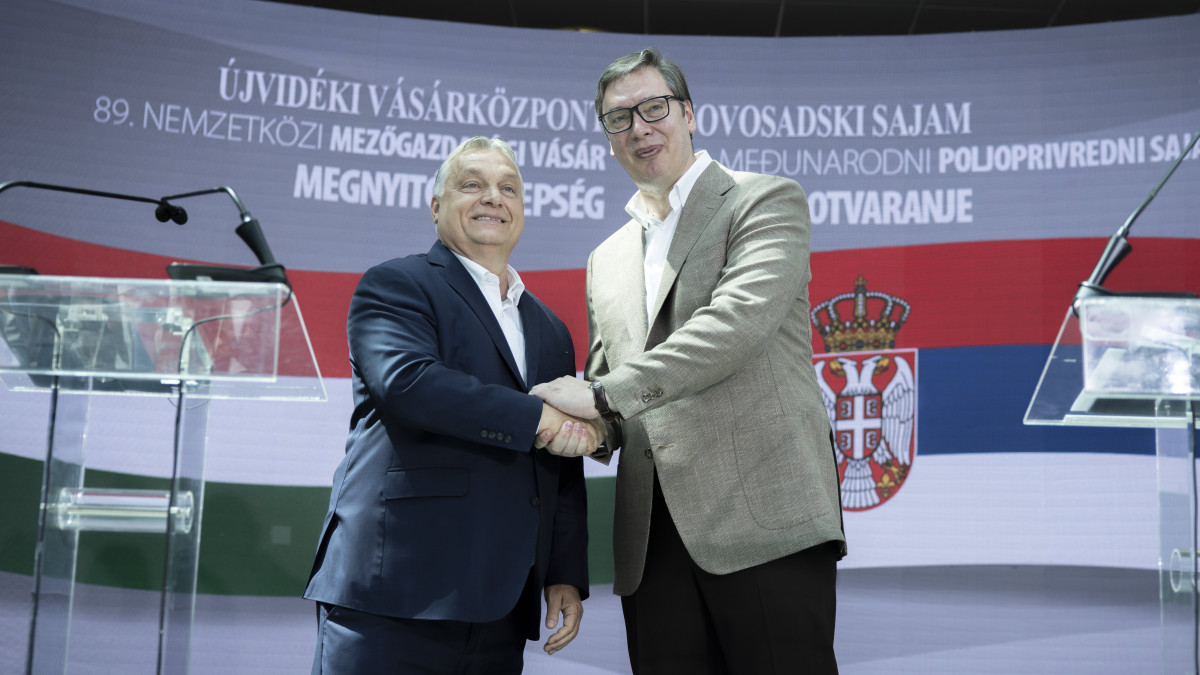 A Miniszterelnöki Sajtóiroda által közreadott képen Orbán Viktor miniszterelnök (b) és Aleksandar Vucic szerb államfő (j) kezet fog, amikor közösen megnyitják a 89. Újvidéki Nemzetközi Mezőgazdasági Vásárt 2022. május 21-én.