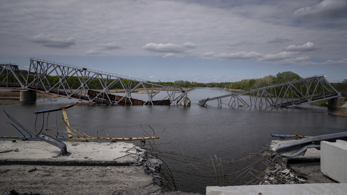 Leomlott vasúti híd a Donyec folyó felett a kelet-ukrajnai Raigorodka közelében 2022. április 30-án.