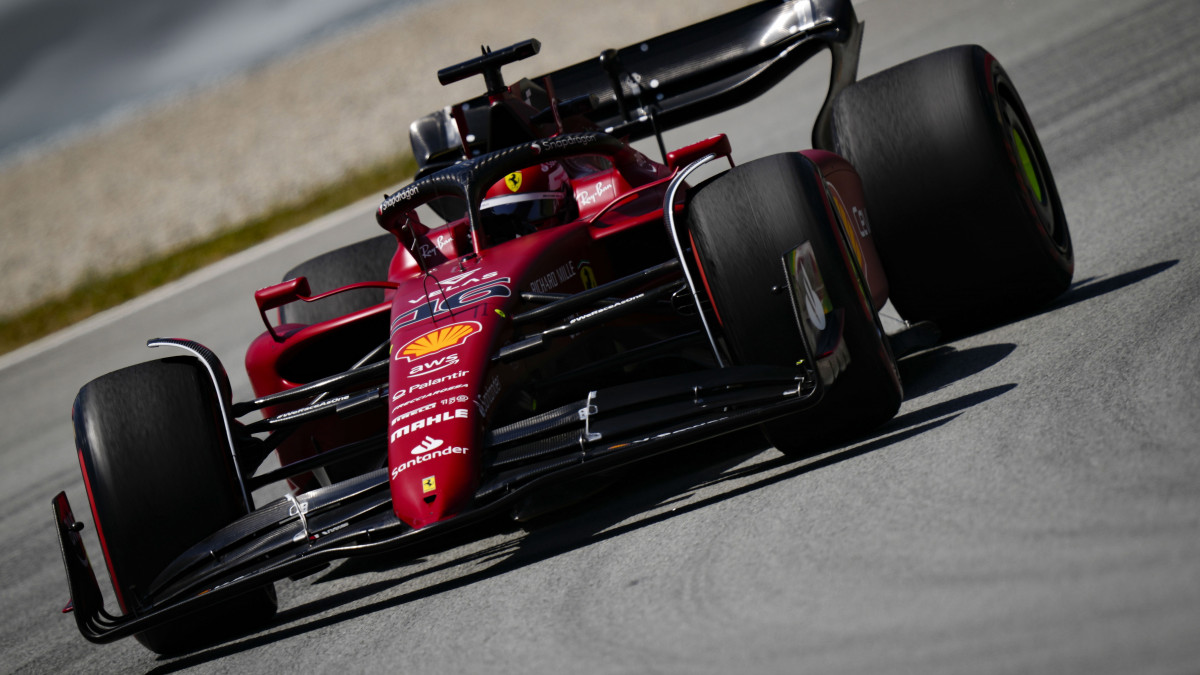 Charles Leclerc, a Ferrari monacói versenyzője a Forma-1-es autós gyorsasági világbajnokság Spanyol Nagydíjának harmadik szabadedzésén a montmelói pályán 2022. május 21-én. A futamot május 22-én rendezik.