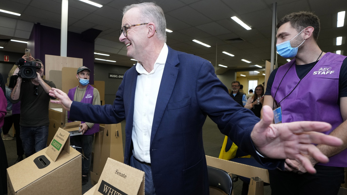 Anthony Albanese, az ellenzéki Munkáspárt vezetője széttárja karját, miután leadta szavazatát az ausztrál parlamenti választásokon Sydneyben 2022. május 21-én.