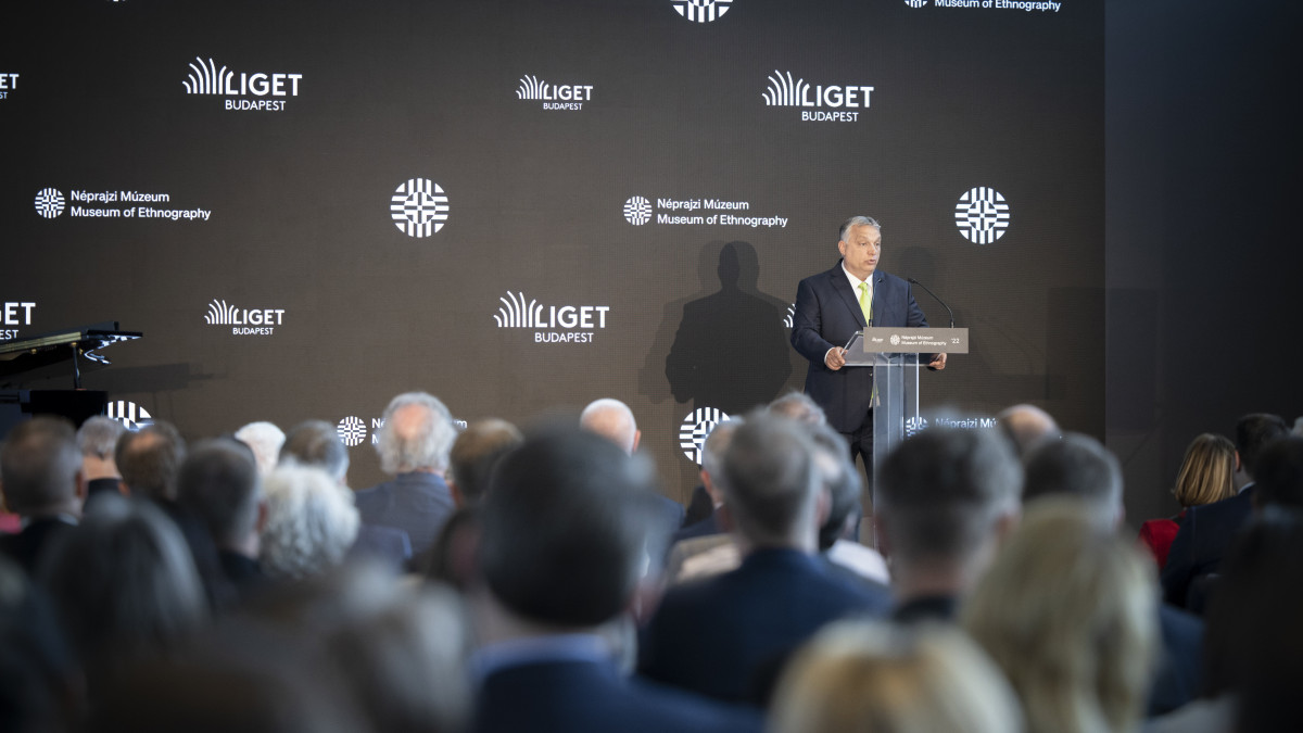 A Miniszterelnöki Sajtóiroda által közreadott képen Orbán Viktor miniszterelnök beszédet mond a Néprajzi Múzeum új, városligeti épületének ünnepélyes átadásán 2022. május 22-én.