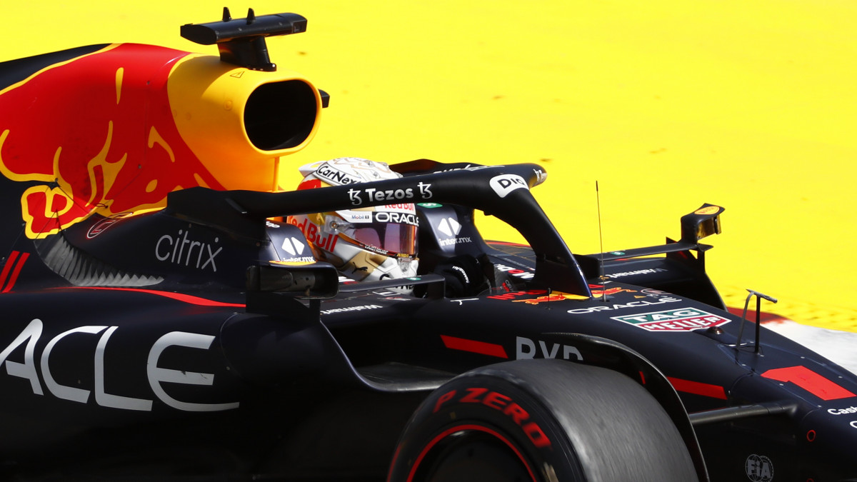Max Verstappen, a  Red Bull holland versenyzője a Forma-1-es autós gyorsasági világbajnokság Spanyol Nagydíján a montmelói pályán 2022. május 22-én.