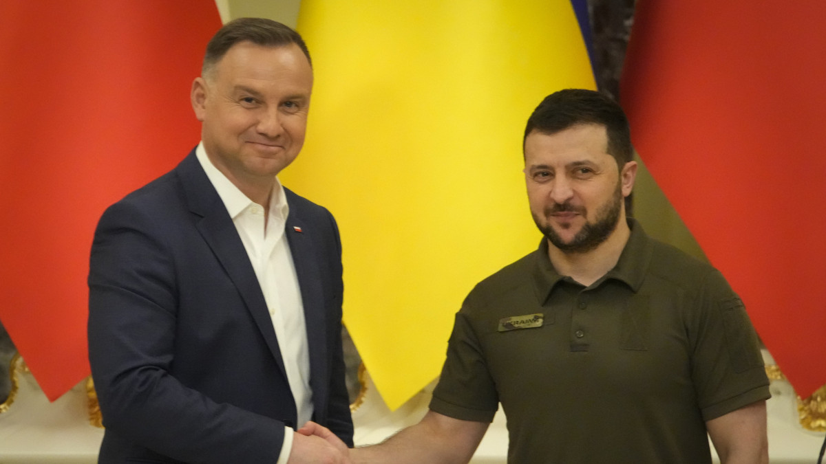 Volodimir Zelenszkij ukrán (j) és Andrzej Duda lengyel elnök kezet fog sajtótájékoztatójuk után Kijevben 2022. május 22-én.