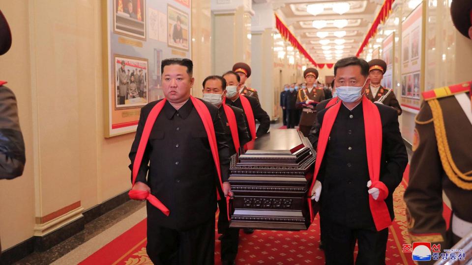 Kim Dzsong Un is beállt koporsóvivőnek mentora temetésén