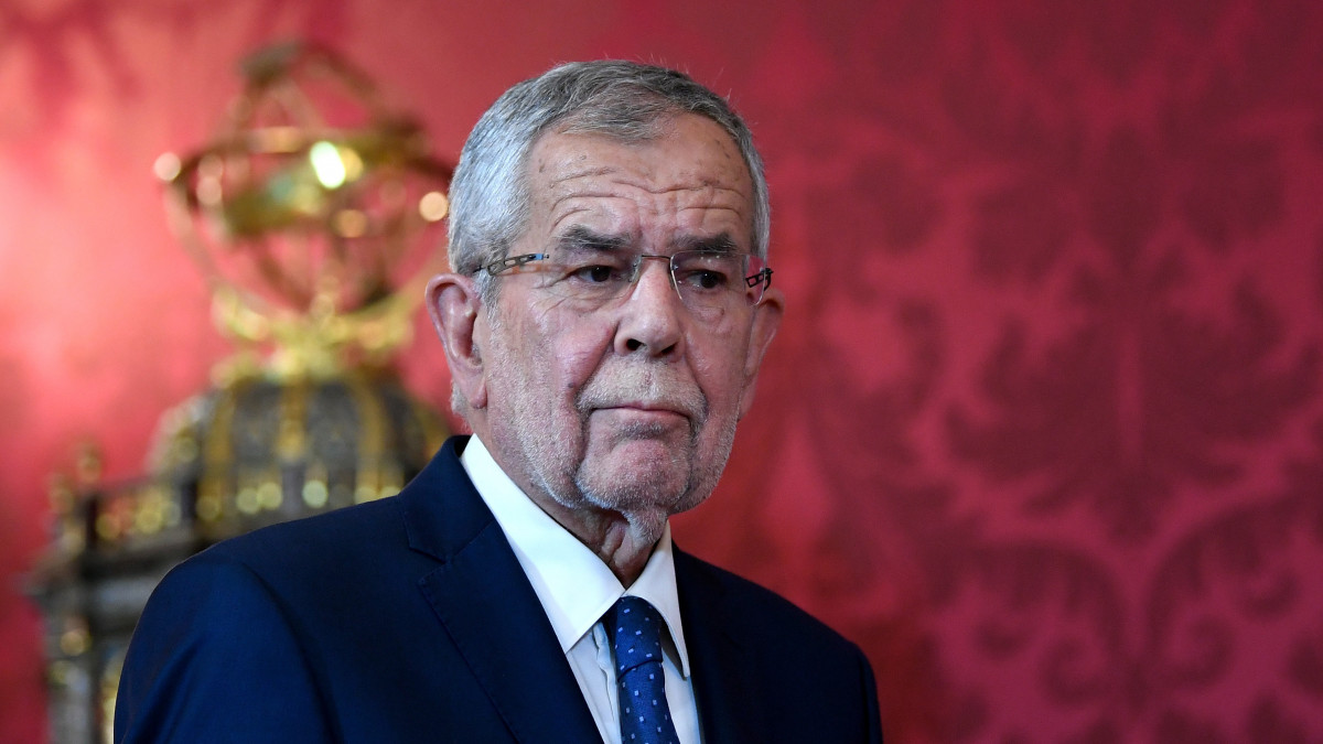 Alexander Van der Bellen osztrák elnök nyilatkozatra érkezik a bécsi Hofburgban 2019. május 21-én. Az államfő a nap folyamán felmentette tisztségéből Herbert Kickl szabadságpárti belügyminisztert, valamint elfogadta az Osztrák Szabadságpárt (FPÖ) valamennyi miniszterének lemondását.