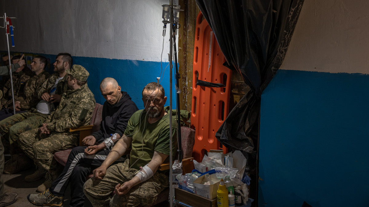 Sebesült ukrán katonák a luhanszki régióban fekvő Popaszna település kórházában 2022. május 10-én.