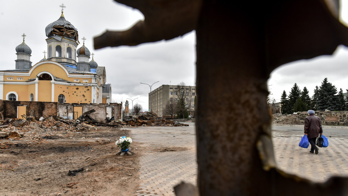 Orosz tüzérségi támadásban megrongálódott templom a Kijevtől nyugatra lévő Zsitomir régióban fekvő Malinban 2022. április 16-án.