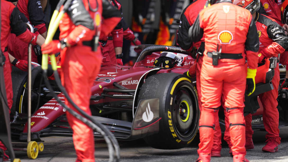 Technikusok Charles Leclercnek, a Ferrari monacói versenyzőjének autója körül a Forma-1-es autós gyorsasági világbajnokság Spanyol Nagydíján a montmelói pályán 2022. május 22-én.