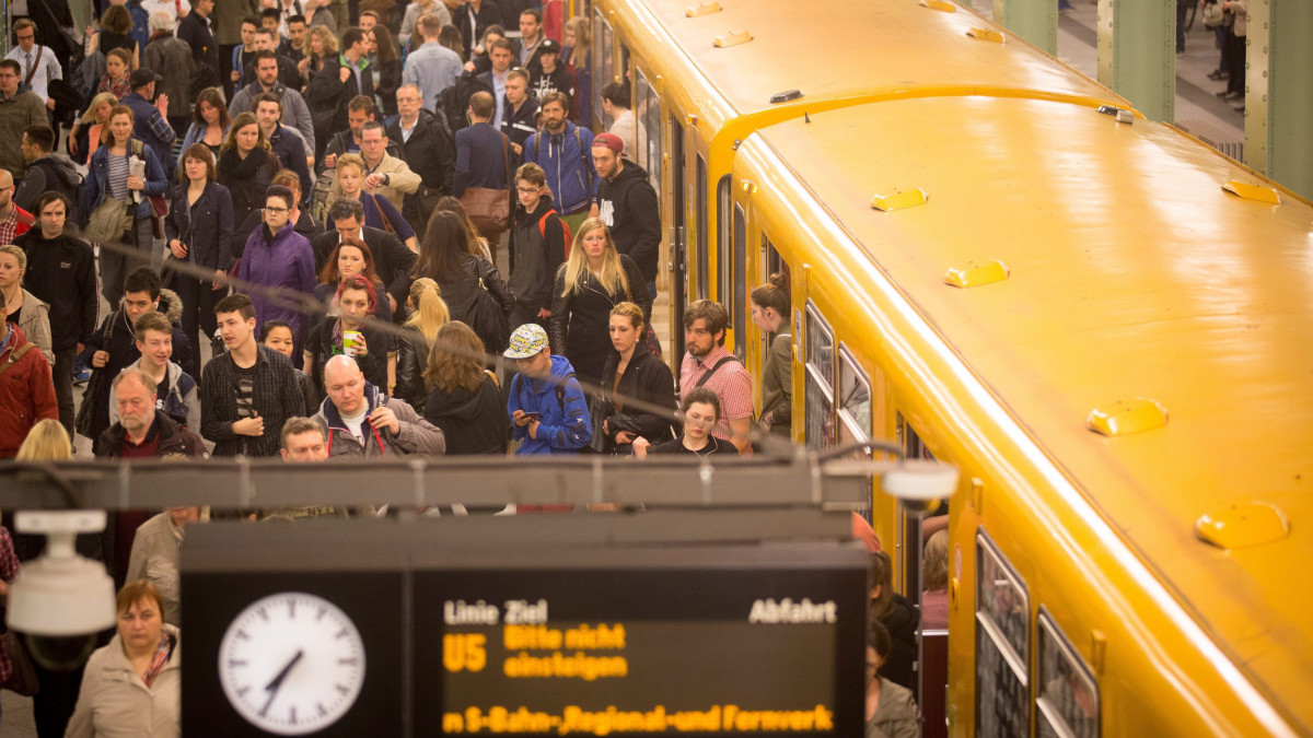 Berlin, 2015. május 5.Utasokkal teli peron a berlini Alexanderplatz metróállomáson 2015. május 5-én, a német mozdonyvezetők egyhetes sztrájkjának első napján. (MTI/EPA/Kay Nietfeld)