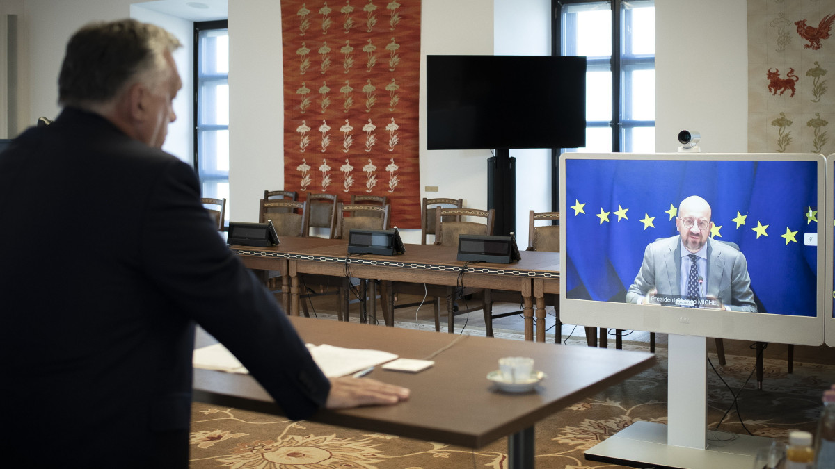 A Miniszterelnöki Sajtóiroda által közreadott képen Orbán Viktor miniszterelnök videókonferencia keretében tárgyal Charles Michellel, az Európai Tanács elnökével a május 30-31-i rendkívüli uniós csúcs előkészítéseként a Karmelita kolostorban 2022. május 23-án. A megbeszélésen az ukrajnai háború Európára gyakorolt hatásai kerültek szóba, így a katonai, az energia- és az élelmiszerbiztonság ügye. 