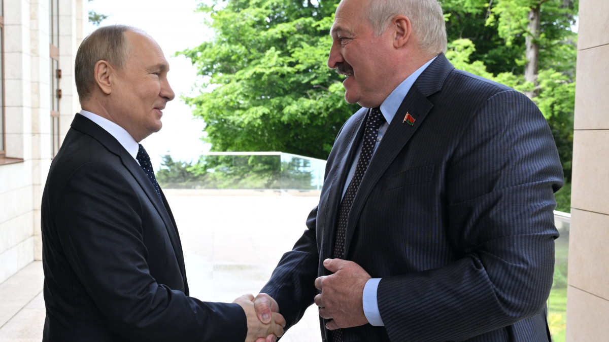 Vlagyimir Putyin orosz elnök (b) fogadja Aljakszandr Lukasenka fehérorosz államfőt Szocsiban 2022. május 23-án.