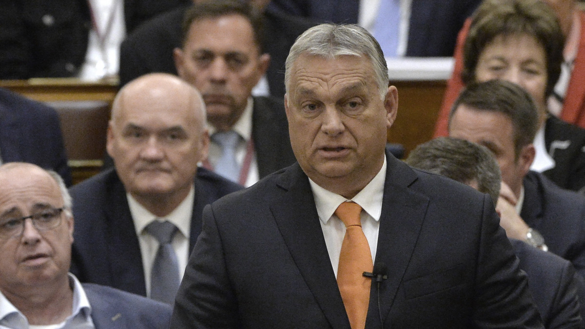 Orbán Viktor miniszterelnök azonnali kérdésre válaszol az Országgyűlés plenáris ülésén 2021. szeptember 20-án. Mellette Semjén Zsolt nemzetpolitikáért, egyházügyekért és nemzetiségekért felelős miniszterelnök-helyettes (b).