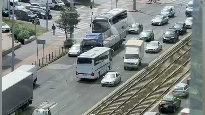 Busz hajtott szembe a forgalommal Budapesten - videó