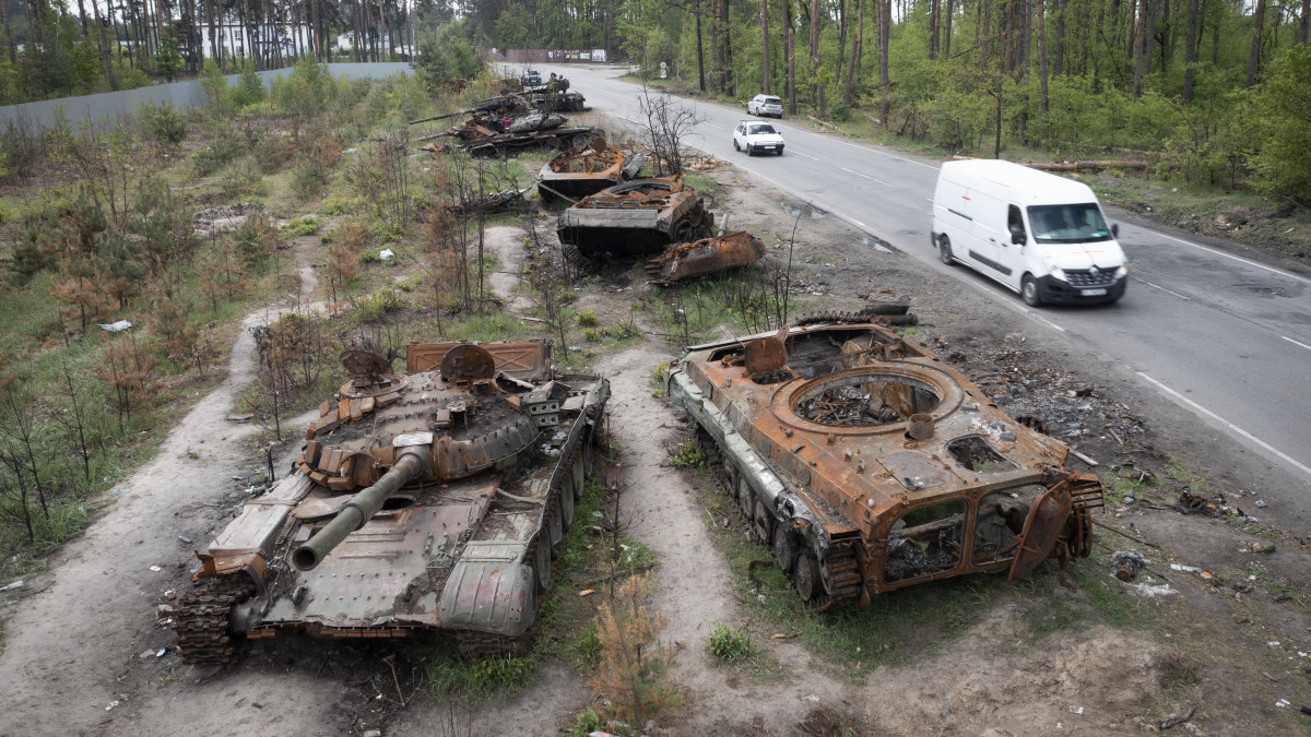 Megsemmisült orosz páncélozott harci járművek a Kijev közelében lévő és az ukrán hadsereg által visszafoglalt Dmitrivkában 2022. április 23-án.