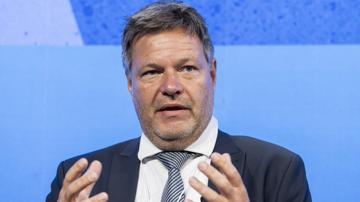 Robert Habeck német alkancellár, gazdasági és klímavédelmi miniszter panelbeszélgetésen vesz részt az 51. Világgazdasági Fórumon Davosban 2022. május 23-án, az ötnapos esemény második napján.