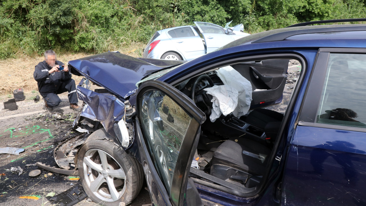 Helyszínelnek egy összeroncsolódott személyautónál a 3-as út Borsod-Abaúj-Zemplén megyei szakaszán, Szikszó térségében, miután a gépjármű frontálisan összeütközött egy másik személygépkocsival 2022. május 24-én. A balesetben ketten meghaltak, az egyik autó vezetője és a másik autóban egy utas.