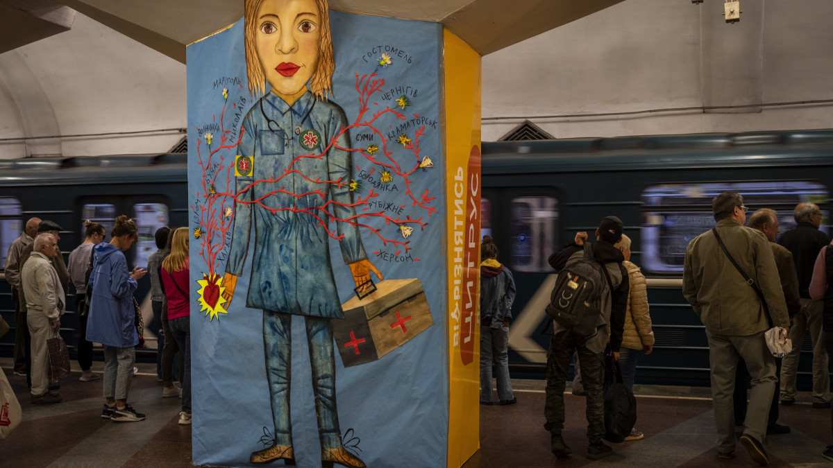 Utasok egy harkivi metróállomáson 2022. május 24-én, amikor a hatóságok több mint két hónap után újraindították a metróforgalmat az ukrán városban. Az állomásokat korábban óvóhelyként használták, később a harcokban otthonukat elvesztő emberek átmeneti szálláshelyént szolgáltak.