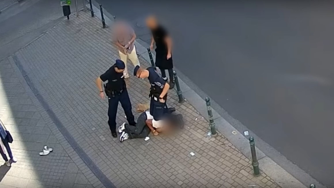 A budapesti belvárosban az utcán tepertek le a rendőrök egy támadót - videó