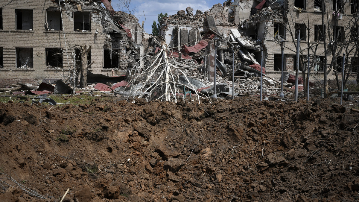 Bombakráter egy orosz támadás után a Donyeck régióbeli Szoledarban 2022. május 24-én.