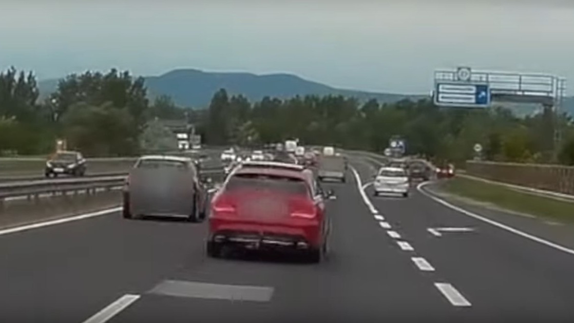 Csak kamilláztak az őrült manőverek láttán az M0-son közlekedők - videó