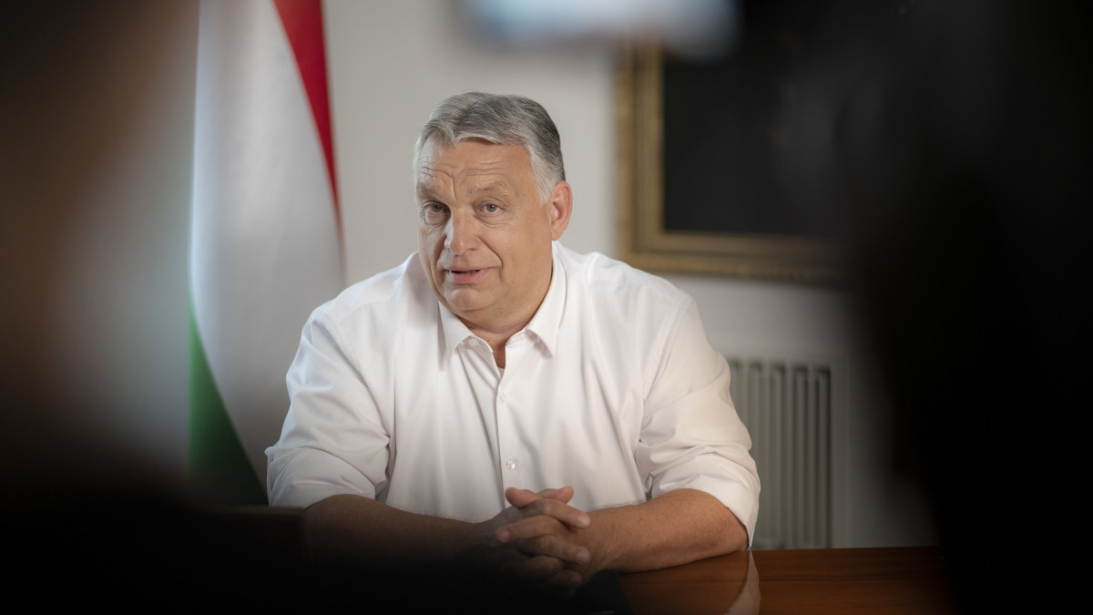A Miniszterelnöki Sajtóiroda által közreadott képen Orbán Viktor kormányfő rezsivédelmi és honvédelmi alap létrehozását jelenti be a Karmelita kolostorban 2022. május 25-én. A Facebook-oldalán közzétett videóban elmondta: kötelezik a bankokat, a biztosítókat, a nagy kereskedelmi láncokat, az energiaipari és kereskedőcégeket, a telekommunikációs vállalatokat és a légitársaságokat, hogy extraprofitjuk nagy részét ebbe a két alapba fizessék be.