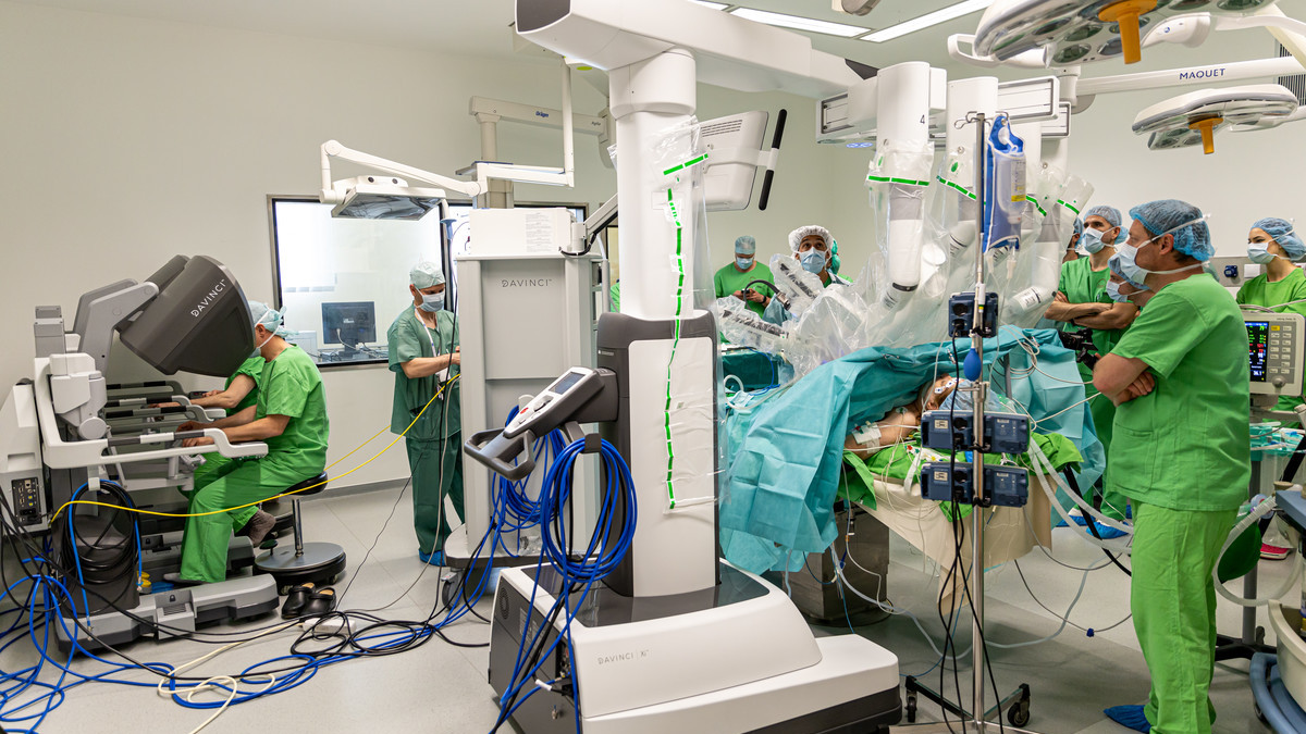 Siker koronázta az ország első robotsebészeti epeműtétét