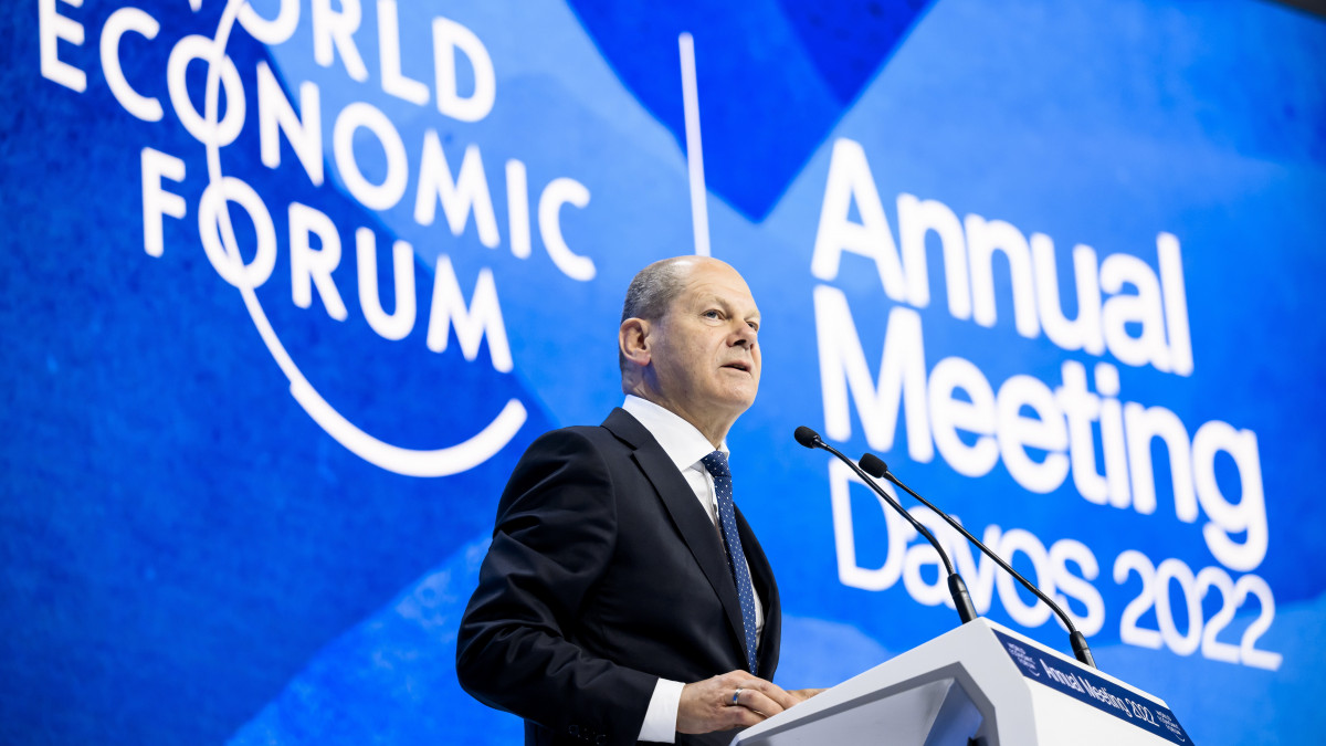 Olaf Scholz német kancellár felszólal az 51. Világgazdasági Fórumon Davosban 2022. május 26-án, az esemény zárónapján.