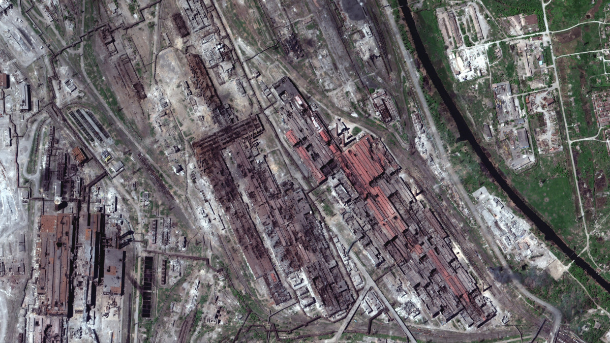 A Maxar Technologies által közreadott műholdfelvétel a mariupoli Azovsztal acélmű orosz támadásokban megrongálódott épületeiről 2022. május 12-én.