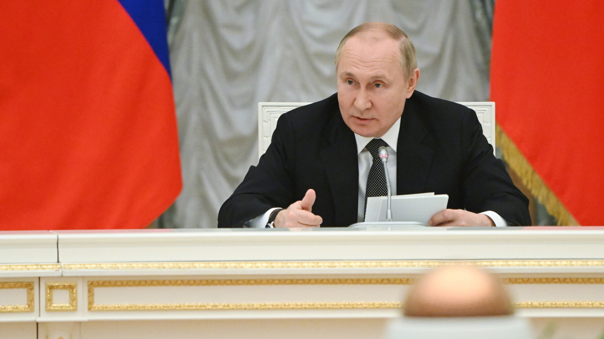 Vlagyimir Putyin orosz elnök az Államtanács ülésén a moszkvai Kremlben 2022. május 25-én.