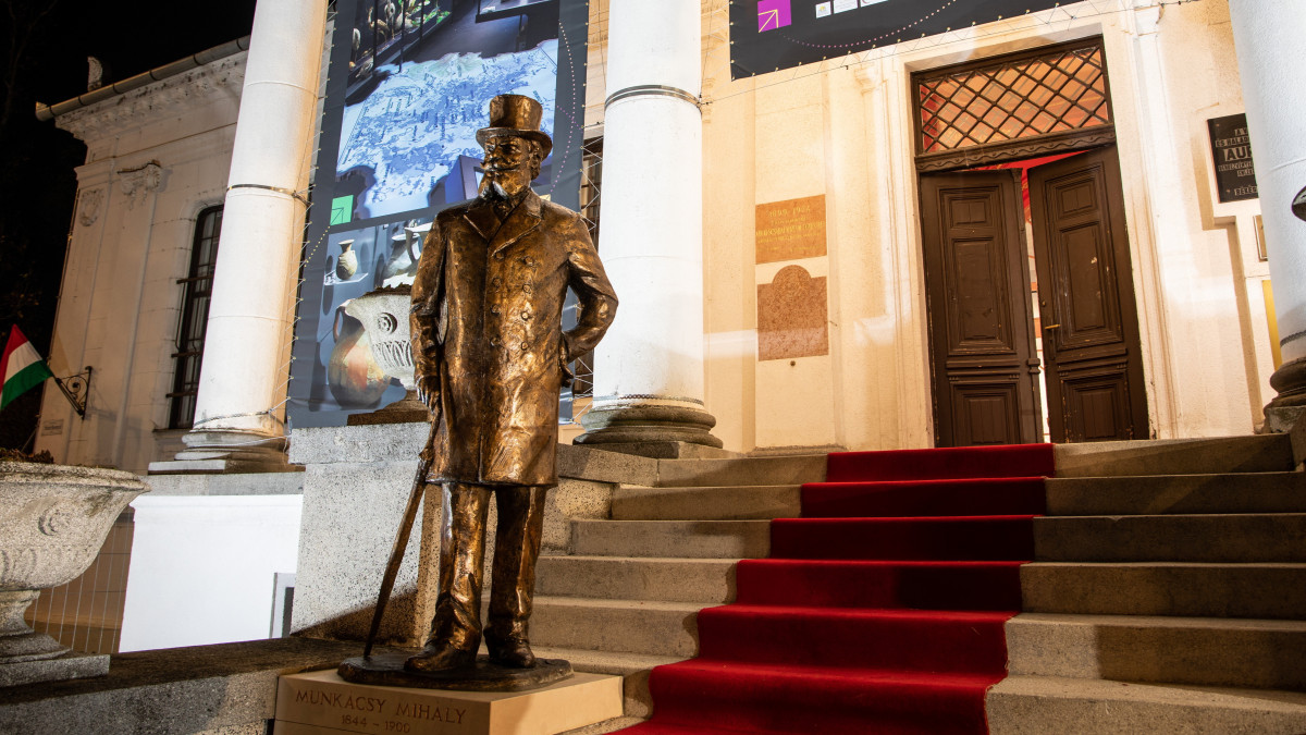 Boros Péter szobrászművész Munkácsy Mihályt ábrázoló egészalakos bronzszobra a békéscsabai Munkácsy Mihály Múzeum főlépcsőjén 2021. november 11-én.