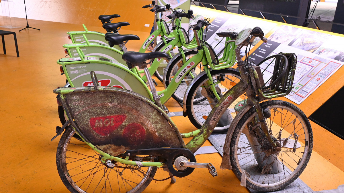 Az első budapesti MOL Bubi kerékpárok - előtérben egy a Dunából kihalászott példánnyal - a Közlekedési Múzeumban 2022. május 26-án. A múzeumban elhelyezett biciklik 2014-ben jelentek meg a főváros útjain, és 2020 végén, a rendszer megújulásával vonták be őket.