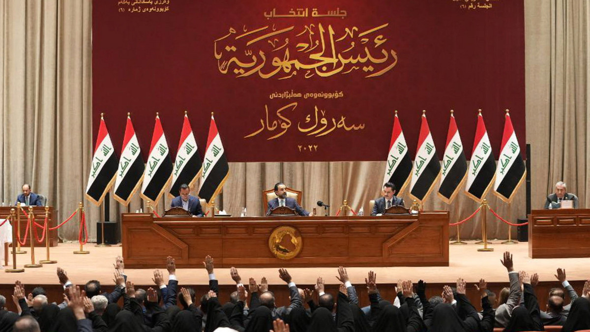 Az iraki parlament sajtóhivatala által közreadott kép iraki képviselőkről a parlament üléstermében 2022. március 30-án. Két hónapon belül immáron harmadszor nem sikerült szavazni az államfőről, mert nem volt jelen megfelelő számú képviselő az ülésteremben.