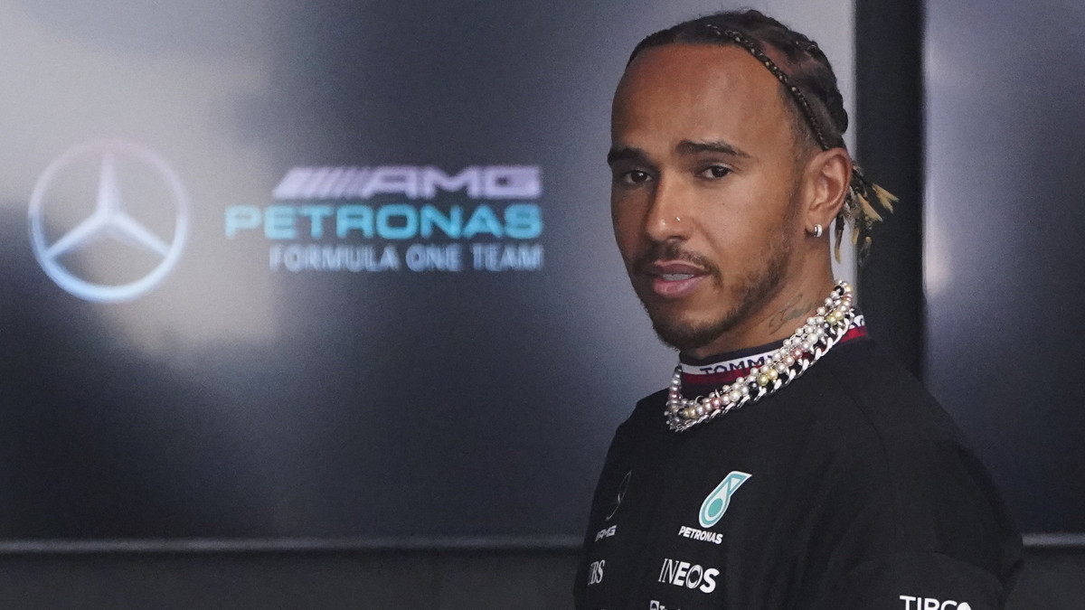 Lewis Hamilton, a Mercedes brit versenyzője érkezik a Forma-1-es autós gyorsasági világbajnokság Miami Nagydíjának első szabadedzésére a floridai Miami Gardensben 2022. május 6-án. A futamot május 8-án rendezik.