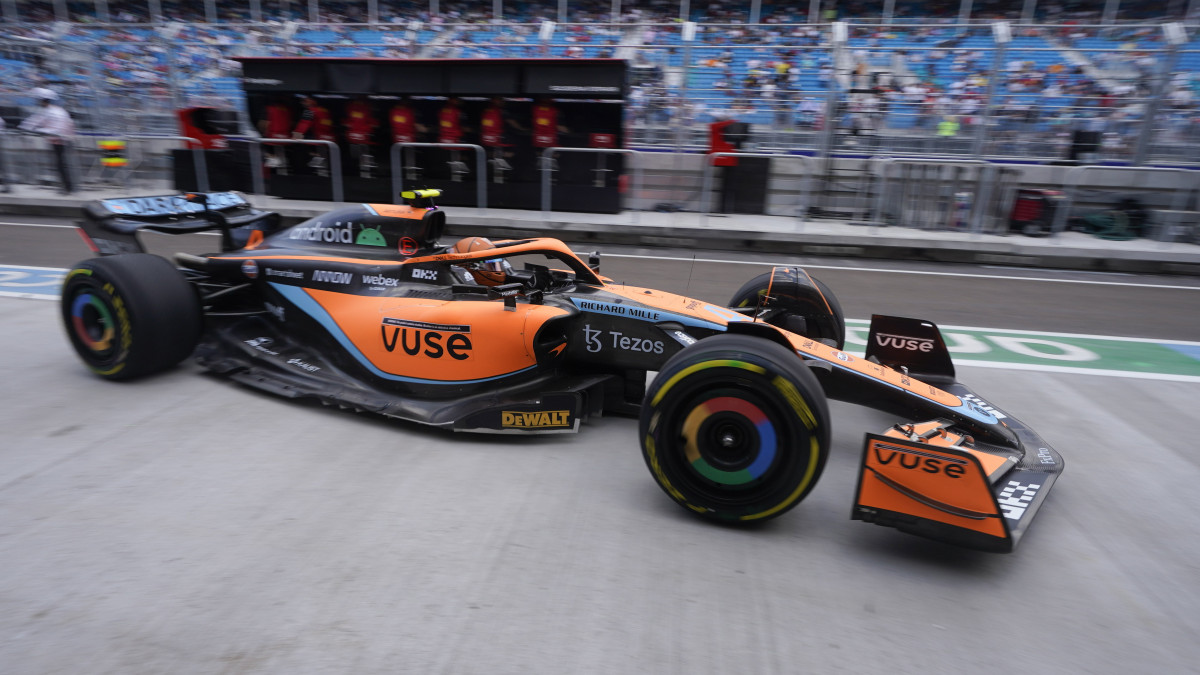 Lando Norris, a McLaren brit versenyzője a Forma-1-es autós gyorsasági világbajnokság Miami Nagydíjának első szabadedzésén a floridai Miami Gardensben 2022. május 6-án. A futamot május 8-án rendezik.