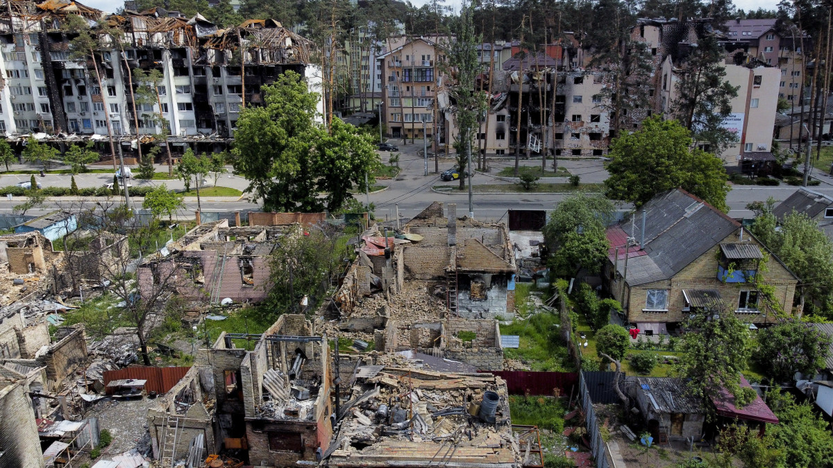 Orosz támadásokban megrongálódott lakóépületek a Kijev közelében lévő Irpinyban 2022. május 26-án.