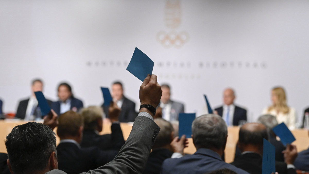 Résztvevők szavaznak a Magyar Olimpiai Bizottság budapesti közgyűlésén 2022. május 28-án.