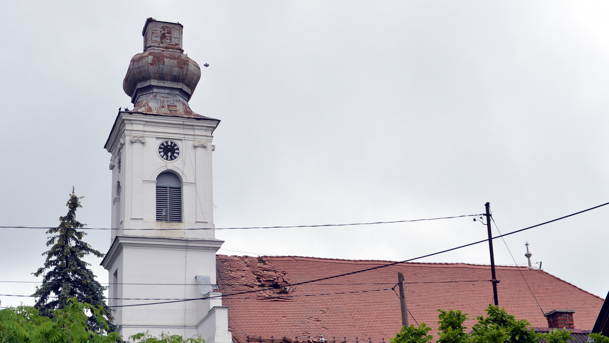 A Somogy megyei Csokonyavisonta református temploma, amelynek viharban tört le a toronycsúcsa 2022. május 28-án.