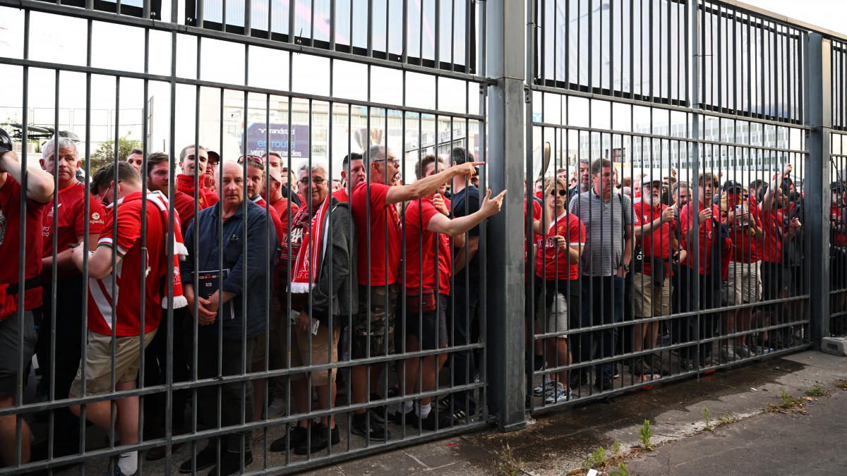 PARIS, FRANCE - MAY 28: Liverpool fans are locked outside the stadium prior to the UEFA Champions League final match between Liverpool FC and Real Madrid at Stade de France on May 28, 2022 in Paris, France. (Photo by Matthias Hangst/Getty Images)