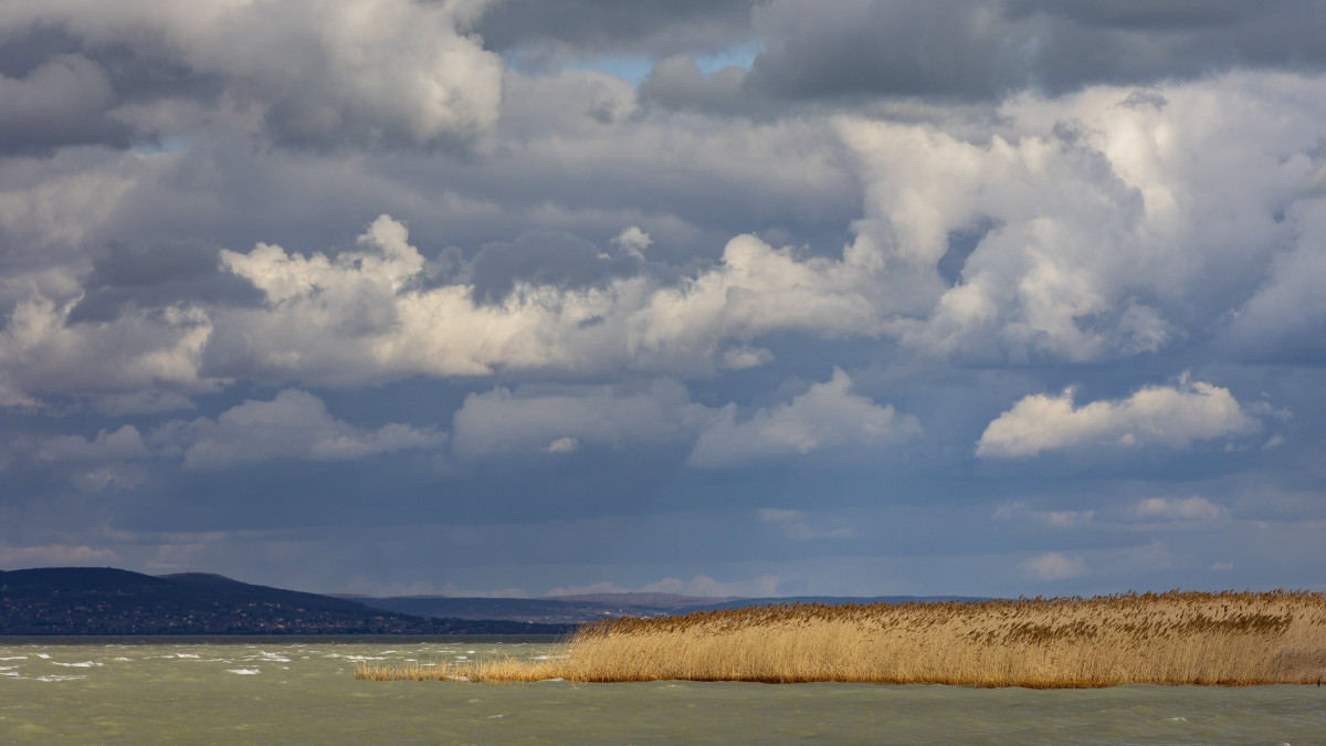 Felhők és erős szél a Balatonnál a balatonfenyvesi szabadstrandról fotózva 2022. február 22-én.
