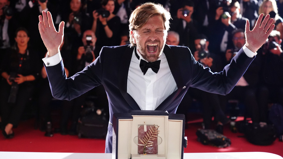 Ruben Östlund svéd rendező a fesztivál fődíjával, az Arany Pálmával, amelyet A szomorúság háromszöge című vígjátékért vehetett át a 75. Cannes-i Nemzetközi Filmfesztivál záróünnepségén 2022. május 28-án.