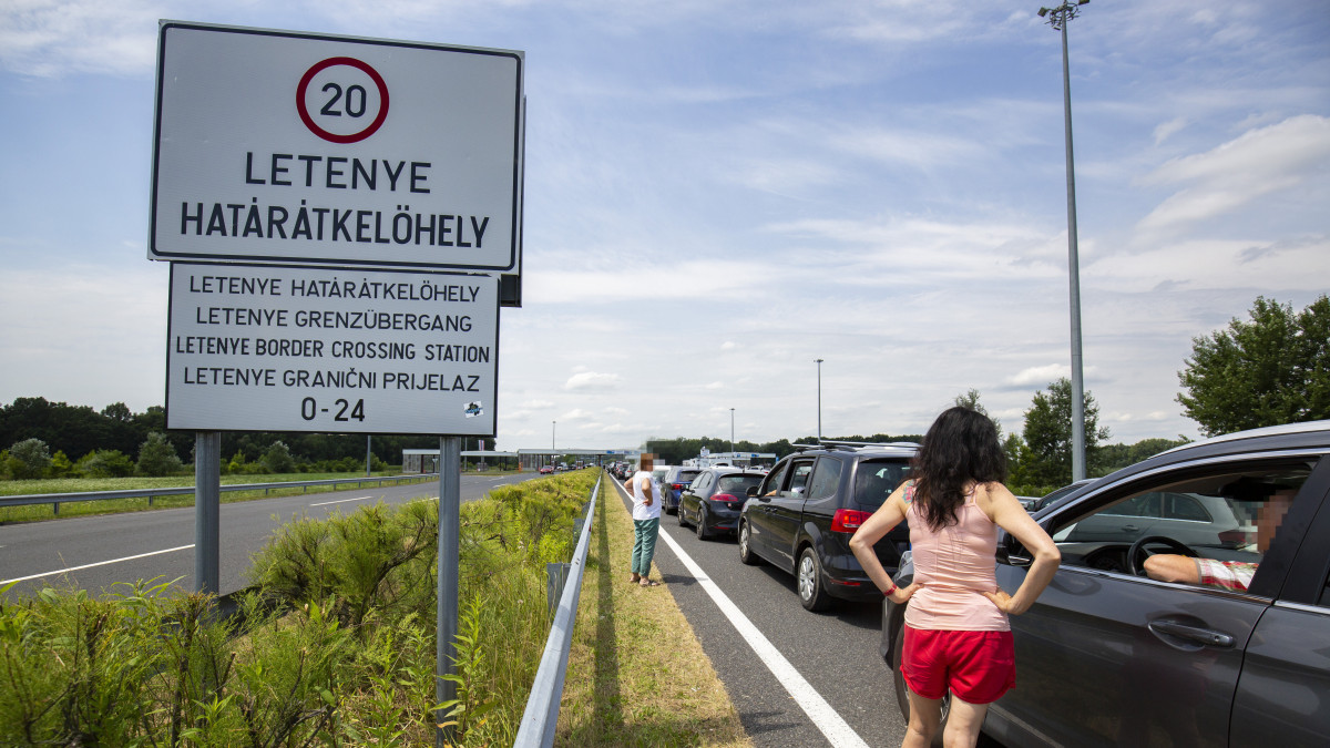 Várakozó autósok az M7-es autópályán a magyar-horvát határátkelő előtt, Letenyénél 2020. július 11-én. A határátkelőnél 2 órás várakozással kell számolni, mert a horvát hatóságok kötelezően regisztrálják belépőket. Érdemes Szlovénia felé kerülni, arrafelé jelenleg nem kell torlódásra számítani.