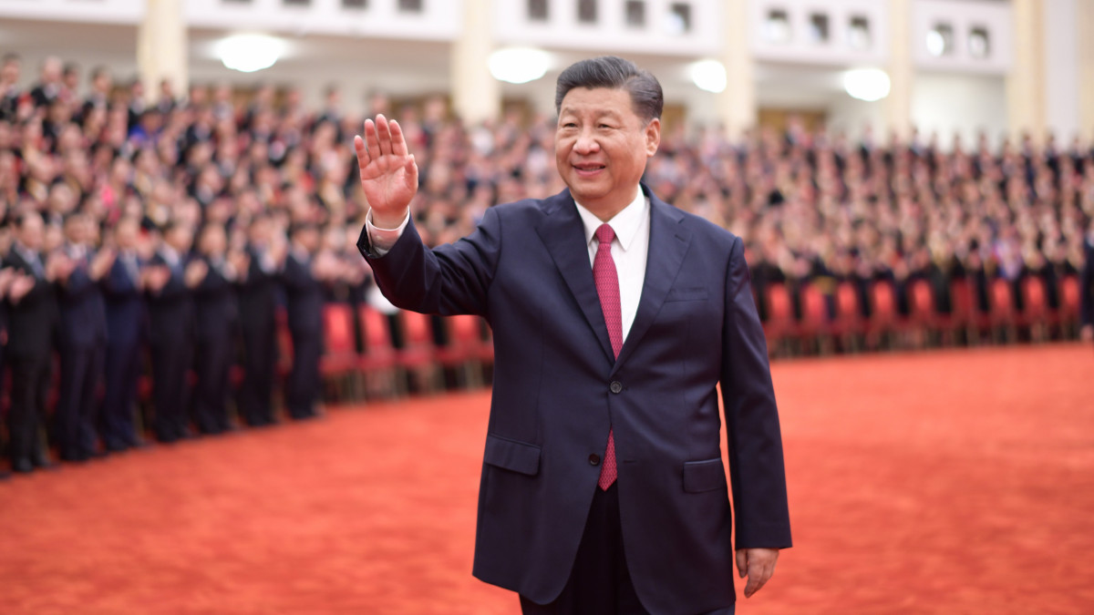 Hszi Csin-ping kínai elnök, a Kínai Kommunista Párt Központi Bizottságának főtitkára, a Központi Katonai Bizottság elnöke a KKP megalapítása 100. évfordulójának alkalmából odaítélt kitüntetések átadási ünnepségén a pekingi Nagy Népi Csarnokban 2021. június 29-én.