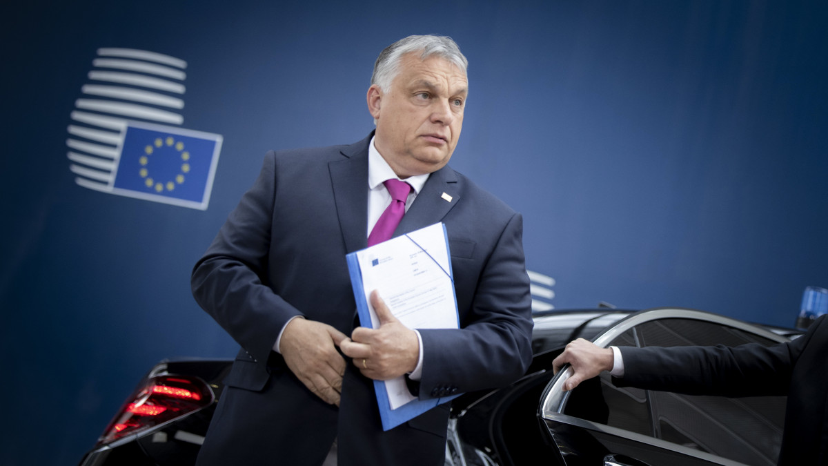 A Miniszterelnöki Sajtóiroda által közreadott képen Orbán Viktor miniszterelnök érkezik az Európai Tanács kétnapos rendkívüli ülésére Brüsszelben 2022. május 30-án. Az állam- és kormányfők többek között az elhúzódó ukrajnai háborúról, az azzal járó súlyos gazdasági válságról, illetve az energiaellátás biztonságáról tárgyalnak.