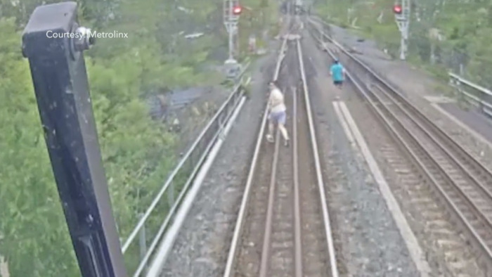 Videón, ahogy kis híján gyerekeket csap el a vonat