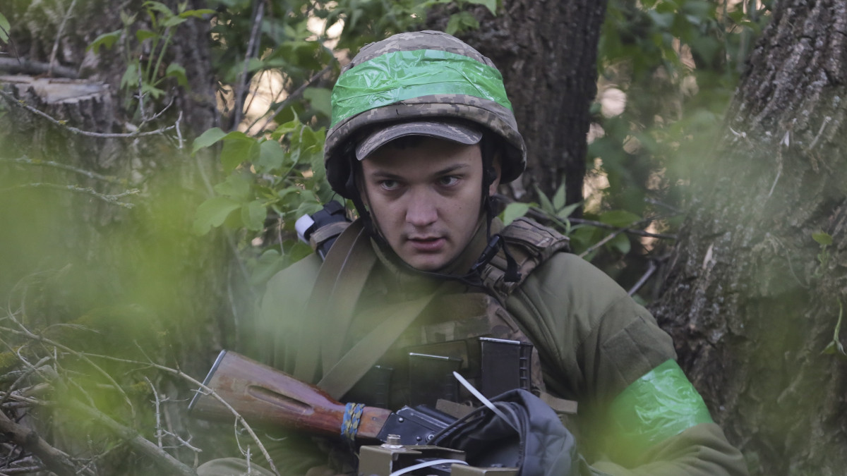 Ukrán katona a kelet-ukrajnai Harkiv közeli erdőben 2022. május 10-én.