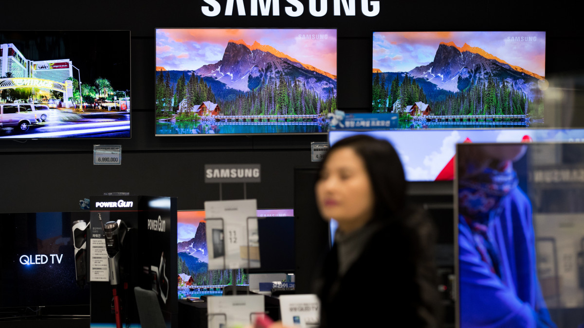 A customer walks past Samsung Electronics Co. Ultra High Definition (UHD) televisions at an E-Mart Inc. Electro Mart store in Gimpo, South Korea, on Friday, Jan. 5, 2018. Asias technology rally this year appears to be sputtering as analysts at two firms cut their forecasts on Dec. 20 forÂ Samsungs fourth-quarter operating profit, fueling growing skepticism the industrys gains are running out of gas. Photographer: SeongJoon Cho/Bloomberg via Getty Images