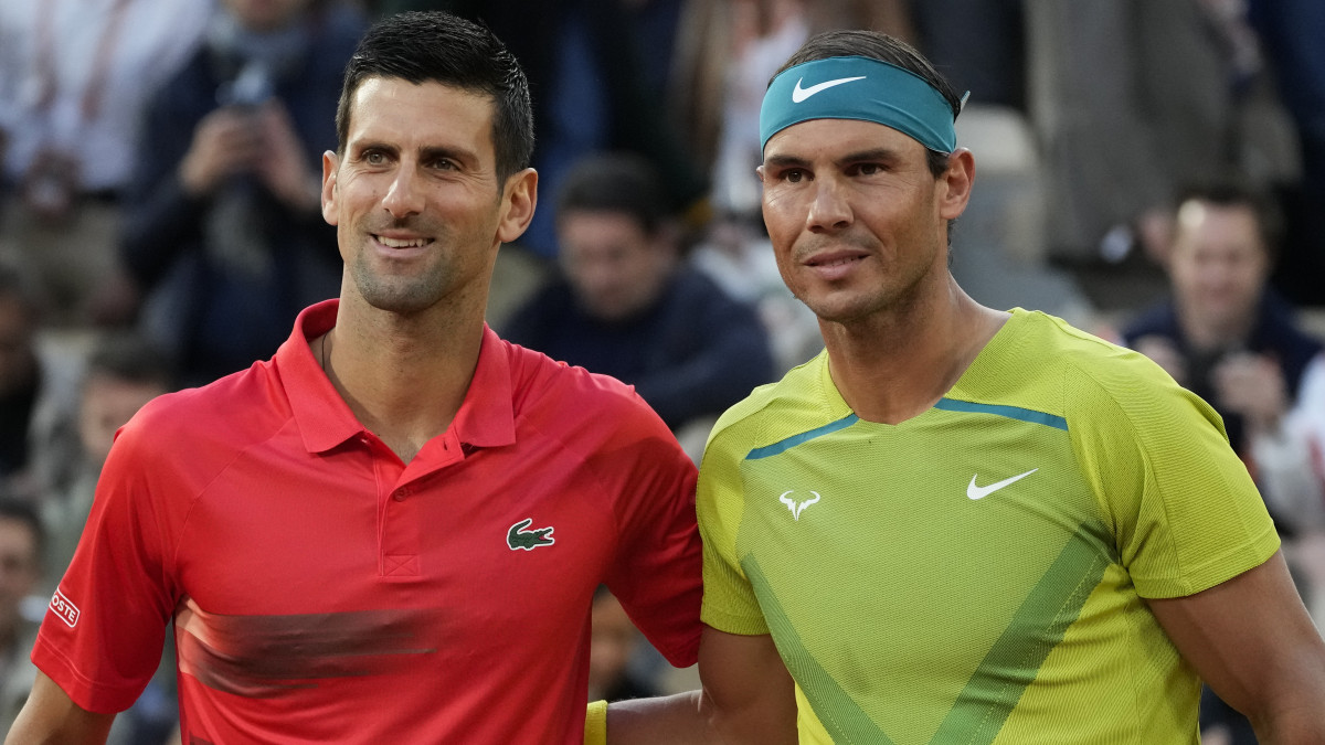 A szerb Novak Djokovic (b) és a spanyol Rafael Nadal a francia nemzetközi teniszbajnokság férfi egyesének negyeddöntőjében játszott mérkőzésük előtt a párizsi Roland Garros Stadionban 2022. május 31-én.