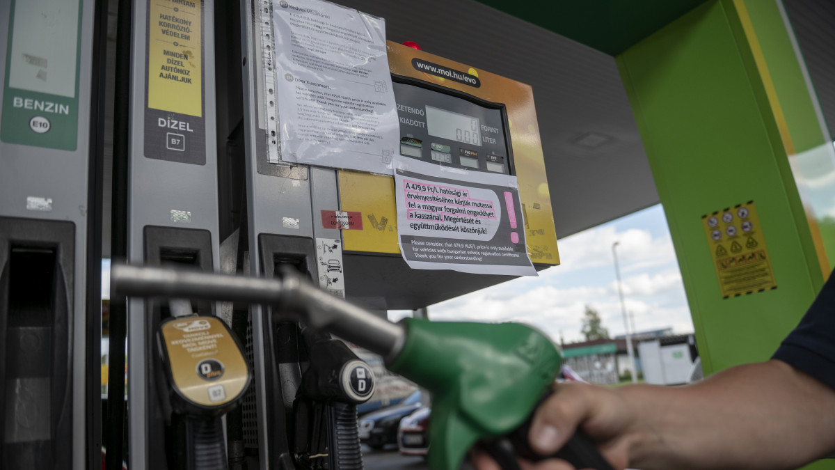 Pénteken tovább esik a 95-ös benzin ára
